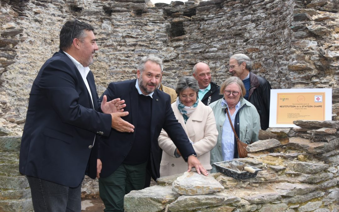 Pose de la première pierre de la restitution.