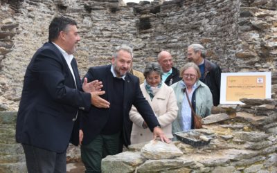 Pose de la première pierre de la restitution.